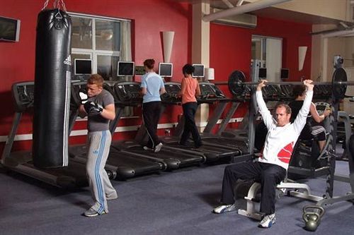 Court & Leisure Centre Hotel 4*